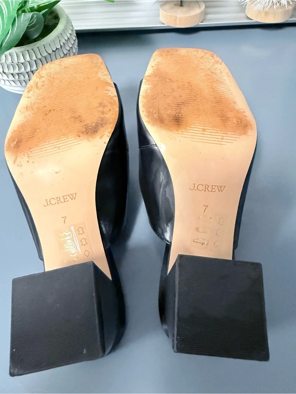 Layne buckle sandals in leather